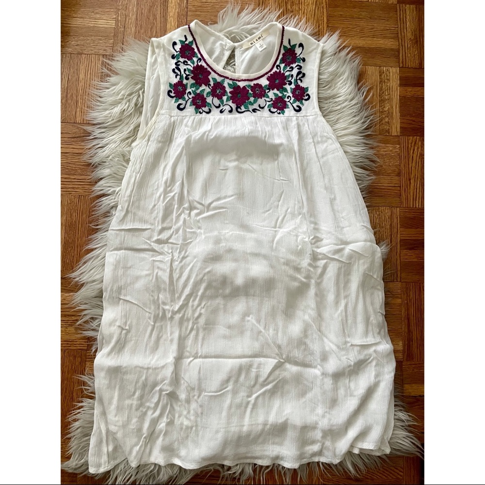 FRANCESCA’S / embroidered yolk white shift dress